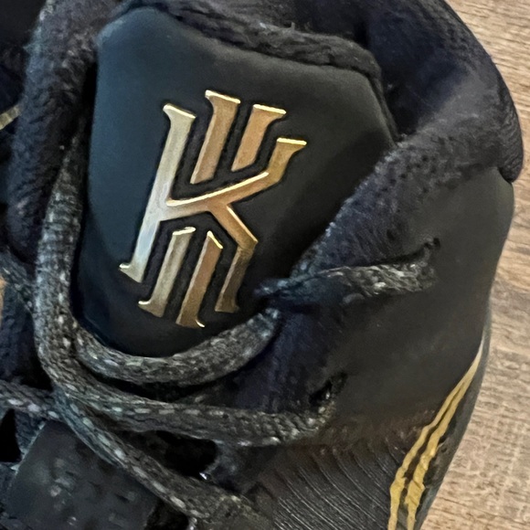 Kyrie Irving Flytrap 4 black and gold basketball shoes Men’s Size 8.5 - Picture 6 of 12